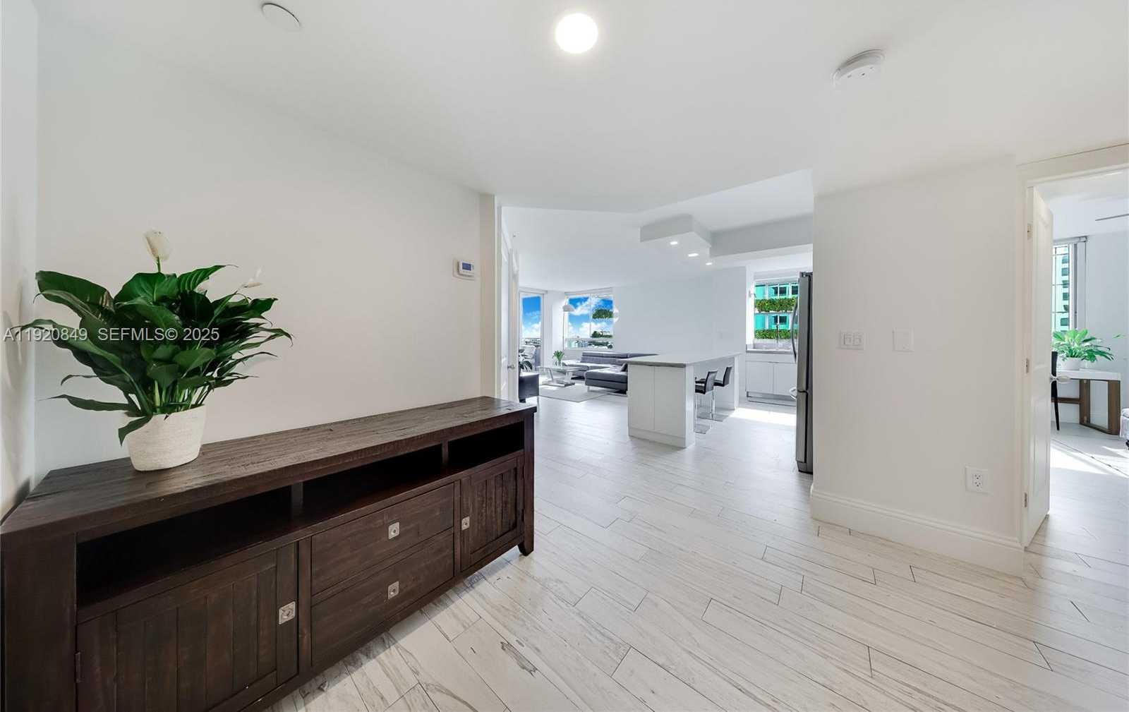 Small Image of 1330 WEST AVE #1414, Miami Beach Number 2