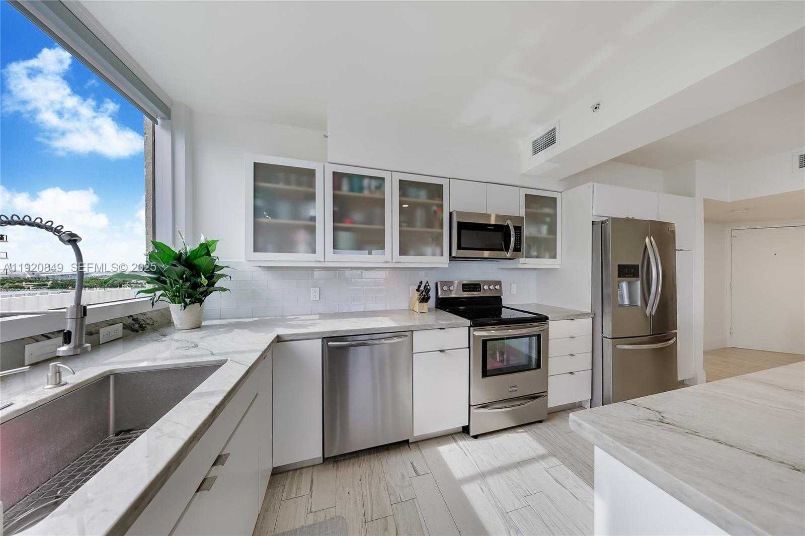 Small Image of 1330 WEST AVE #1414, Miami Beach Number 6