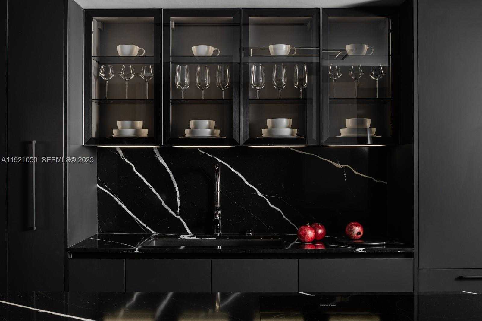 Small Image of 5875 COLLINS AVE #902, Miami Beach Number 10