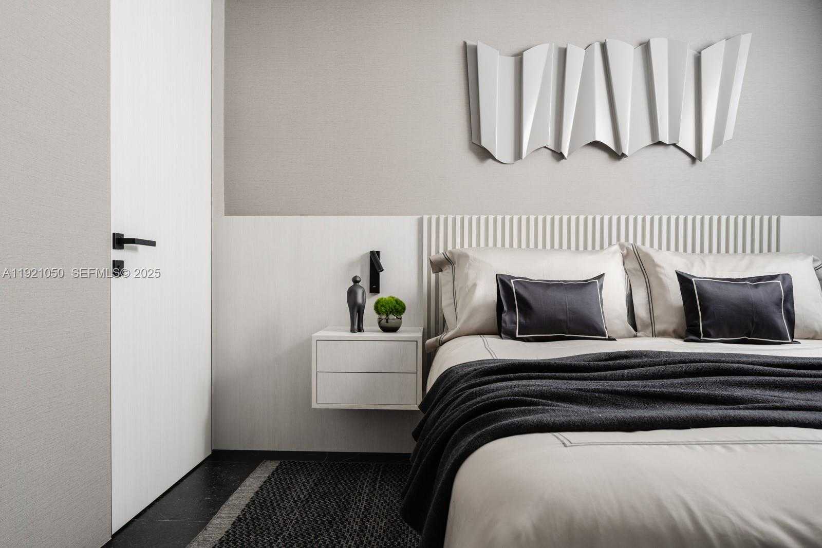 Small Image of 5875 COLLINS AVE #902, Miami Beach Number 17