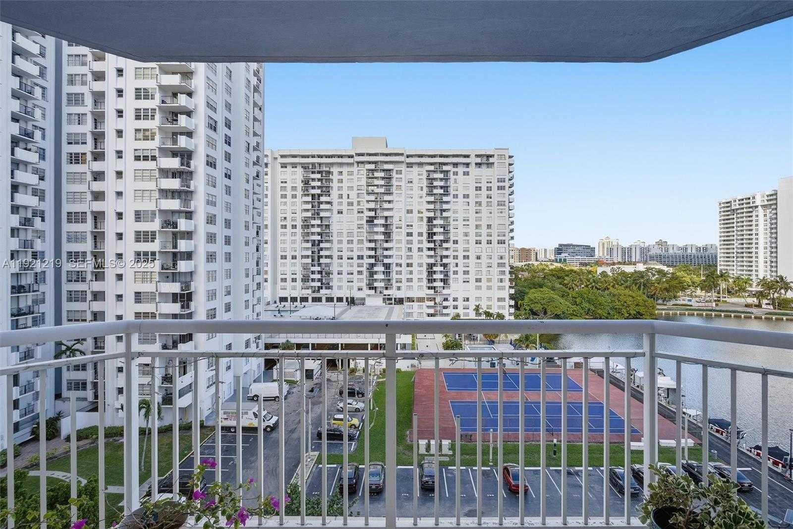 Small Image of 18071 BISCAYNE BLVD #802, Aventura Number 3