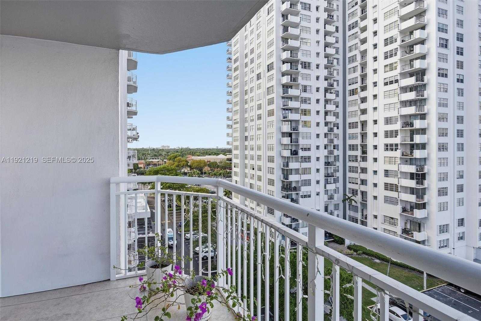 Small Image of 18071 BISCAYNE BLVD #802, Aventura Number 4