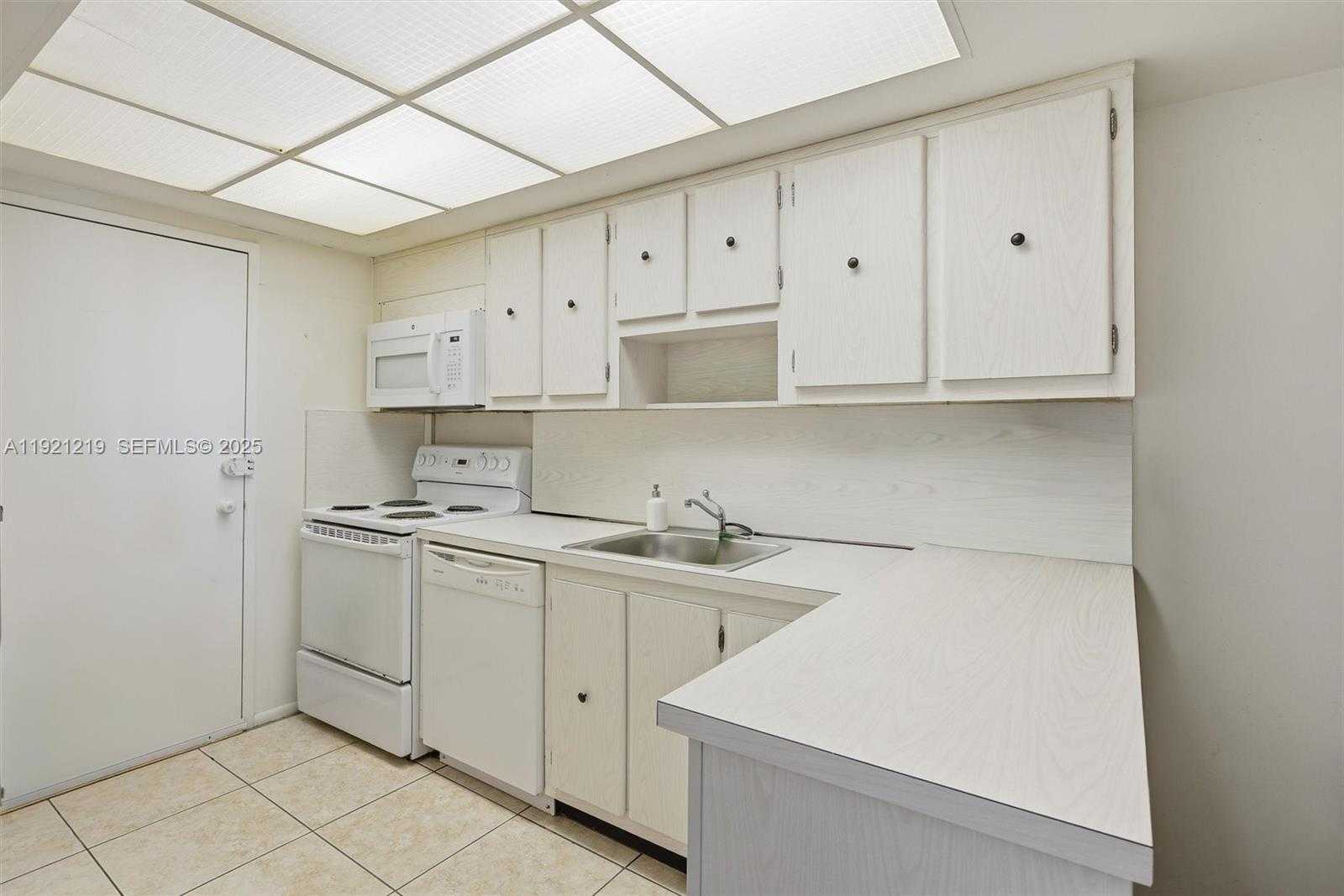 Small Image of 18071 BISCAYNE BLVD #802, Aventura Number 8