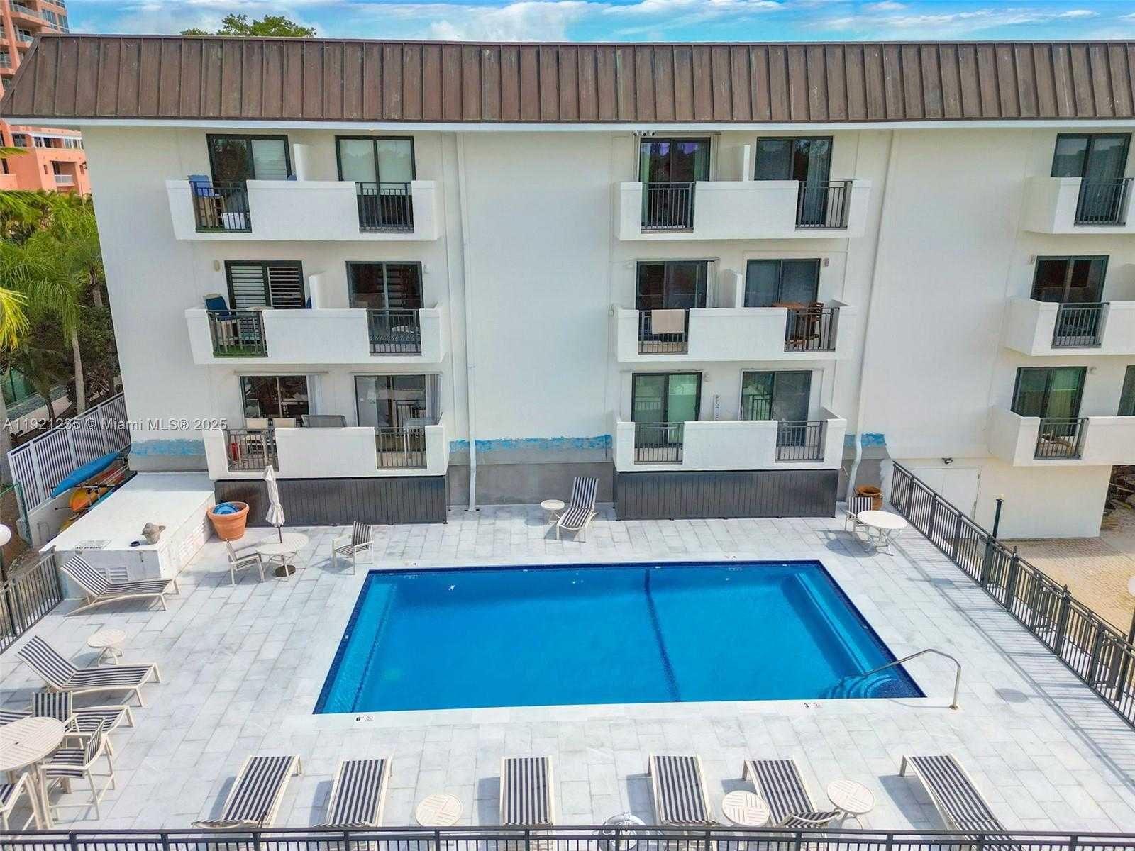 Small Image of 6901 EDGEWATER DR #315, Coral Gables Number 17