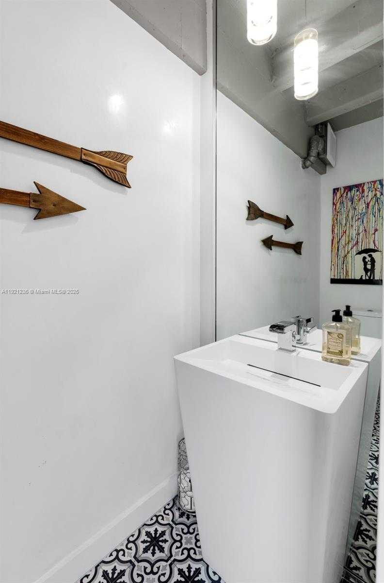 Small Image of 6901 EDGEWATER DR #315, Coral Gables Number 9