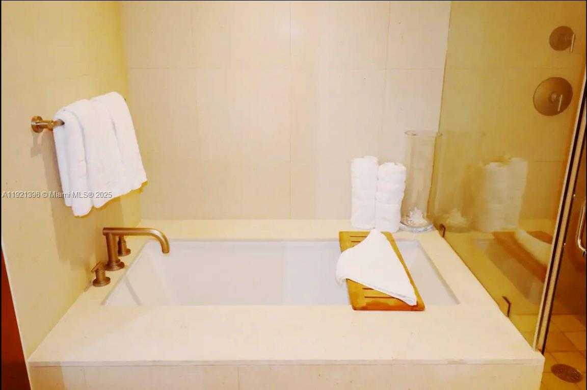 Small Image of 6801 COLLINS AVE #315, Miami Beach Number 18