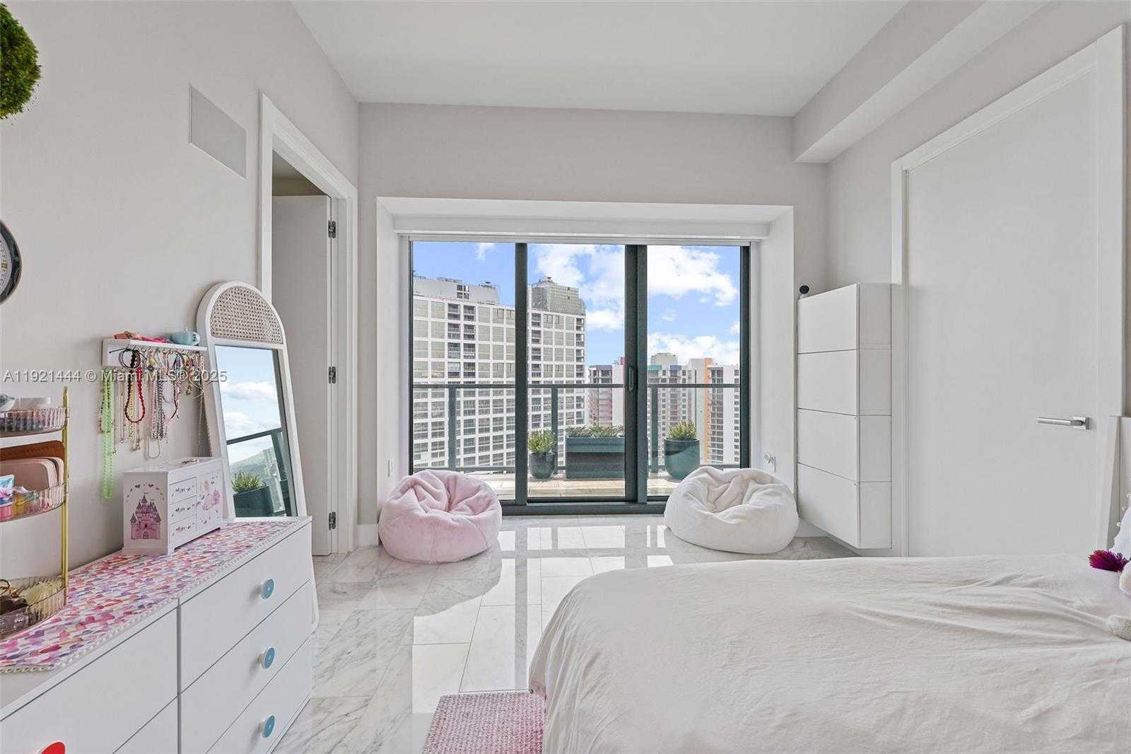 Small Image of 1451 BRICKELL AVE #2802, Miami Number 11