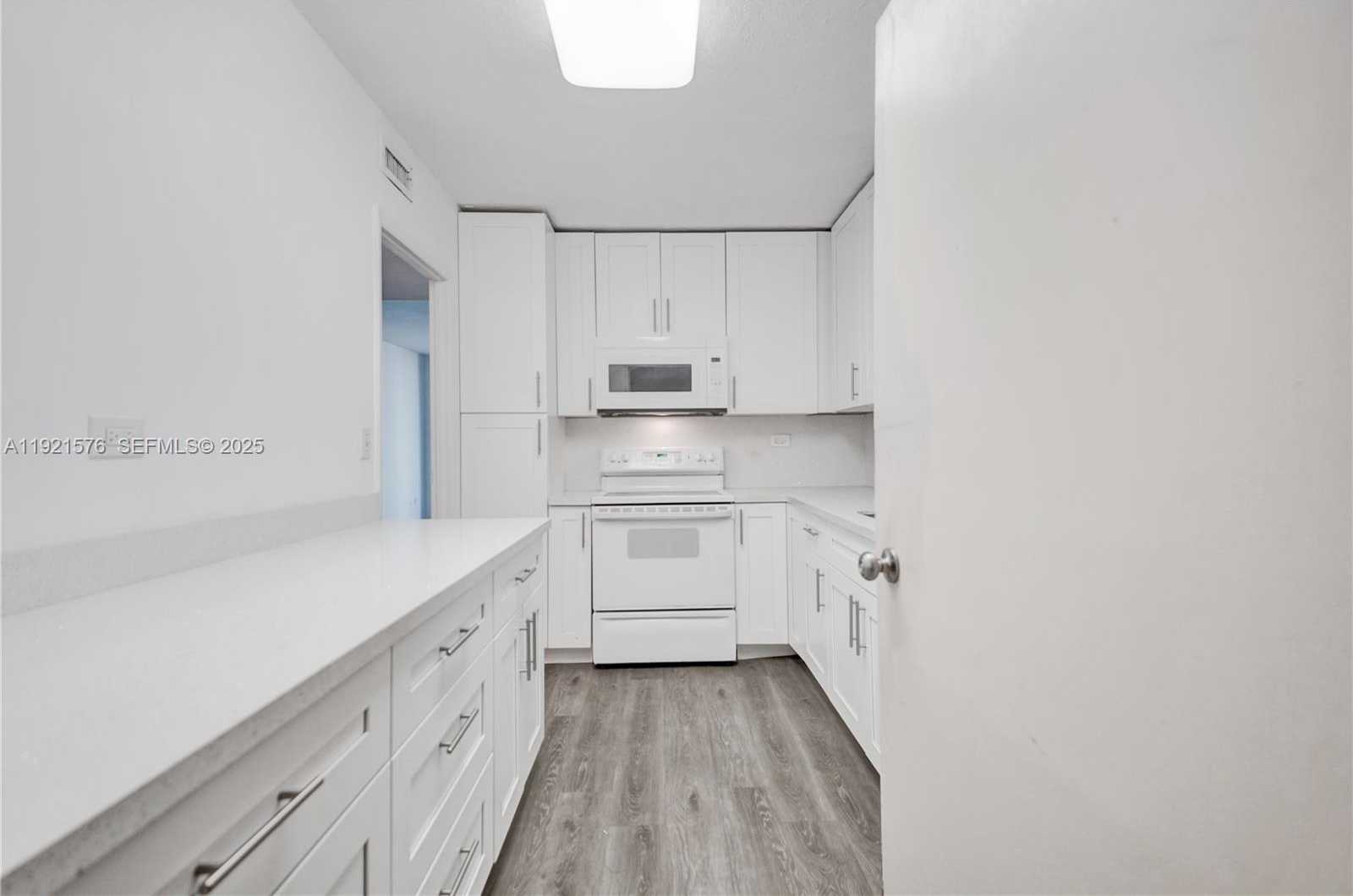 Small Image of 5555 COLLINS AVENUE #3C, Miami Beach Number 13