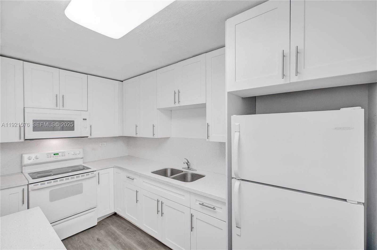 Small Image of 5555 COLLINS AVENUE #3C, Miami Beach Number 14