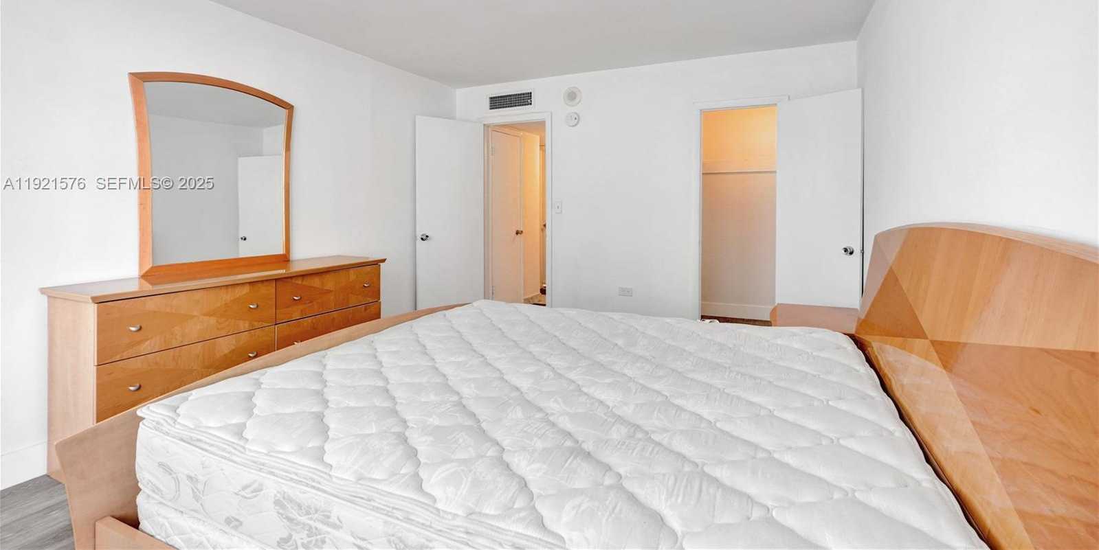 Small Image of 5555 COLLINS AVENUE #3C, Miami Beach Number 17