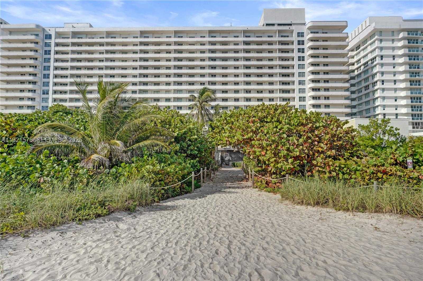 Small Image of 5555 COLLINS AVENUE #3C, Miami Beach Number 4