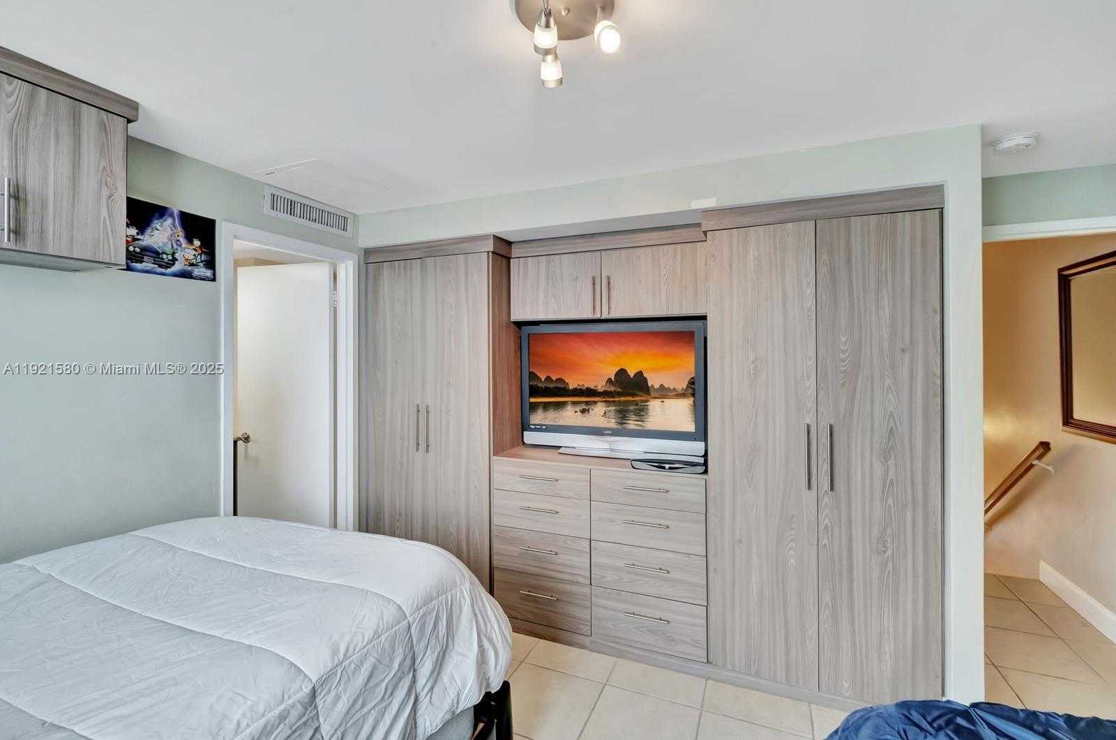 Small Image of 5401 COLLINS AVE #340, Miami Beach Number 41