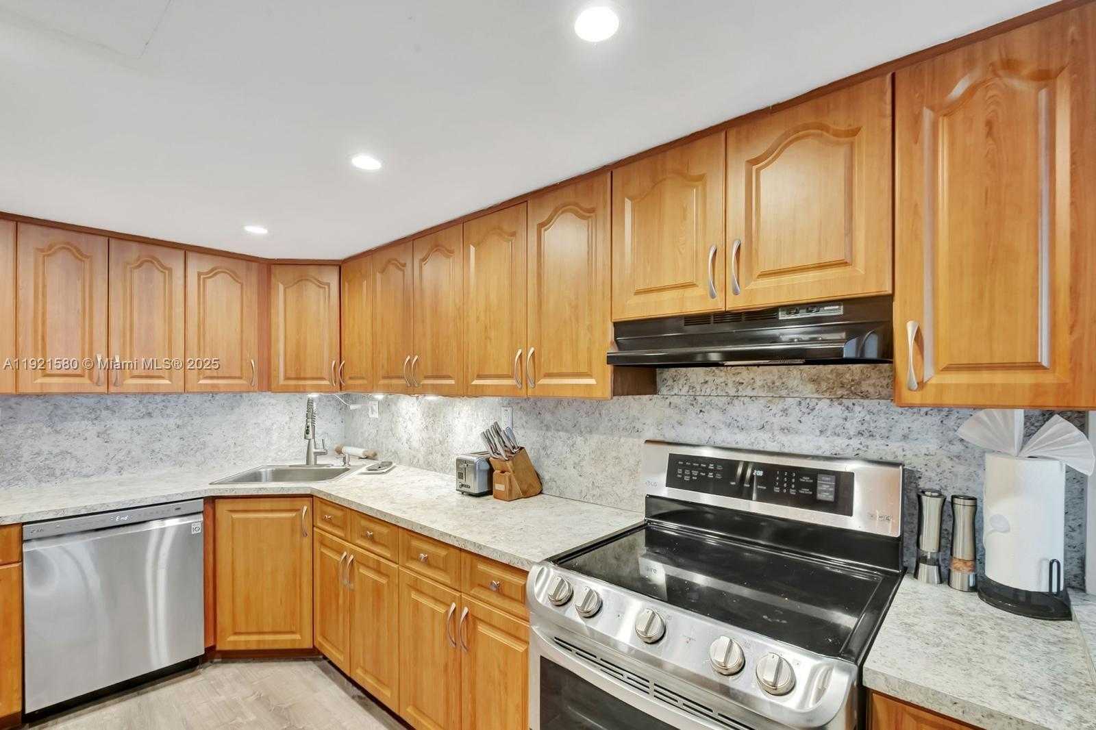 Small Image of 5401 COLLINS AVE #340, Miami Beach Number 42