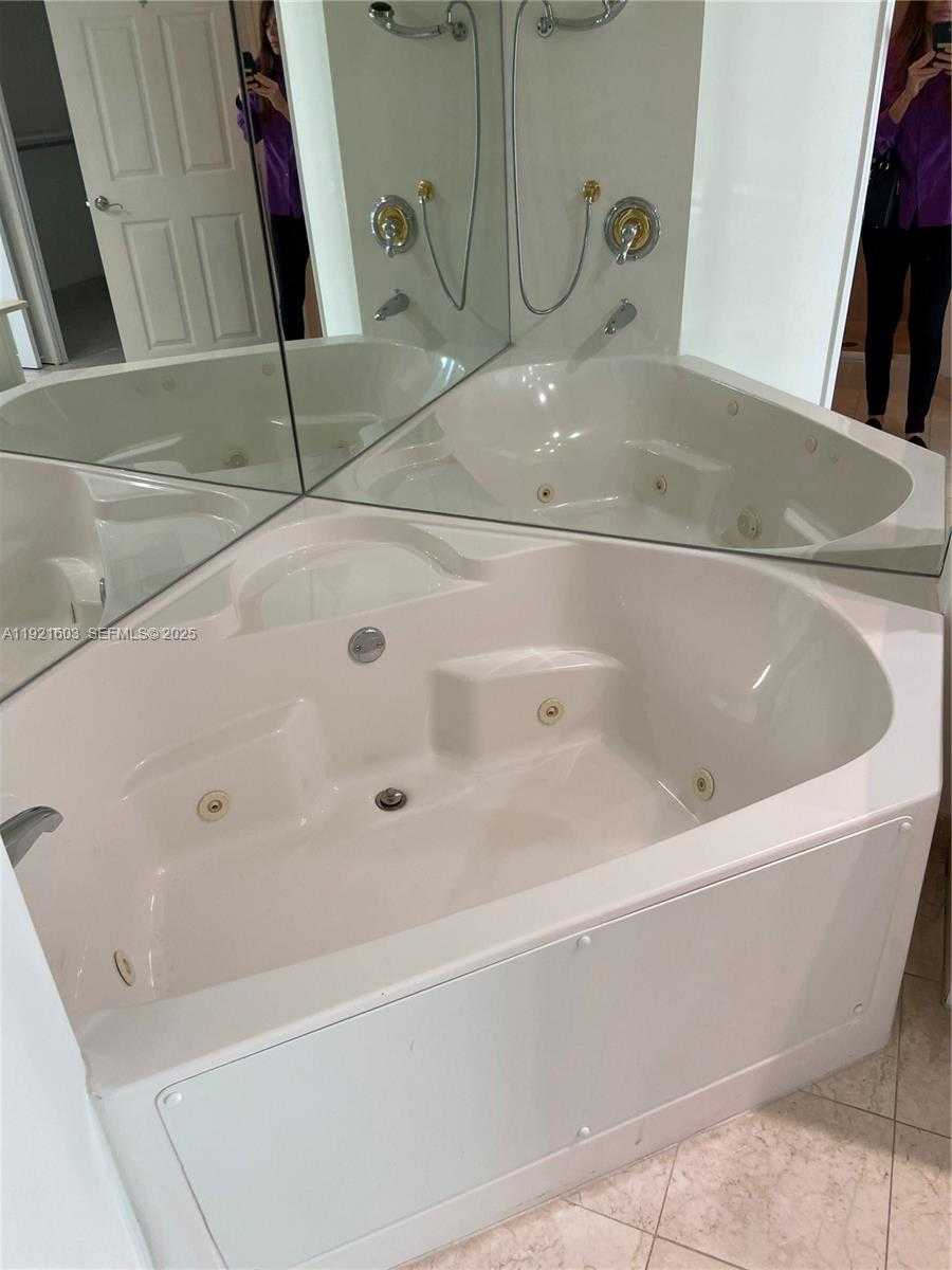 Small Image of 3370 HIDDEN BAY DR #1914, Aventura Number 12