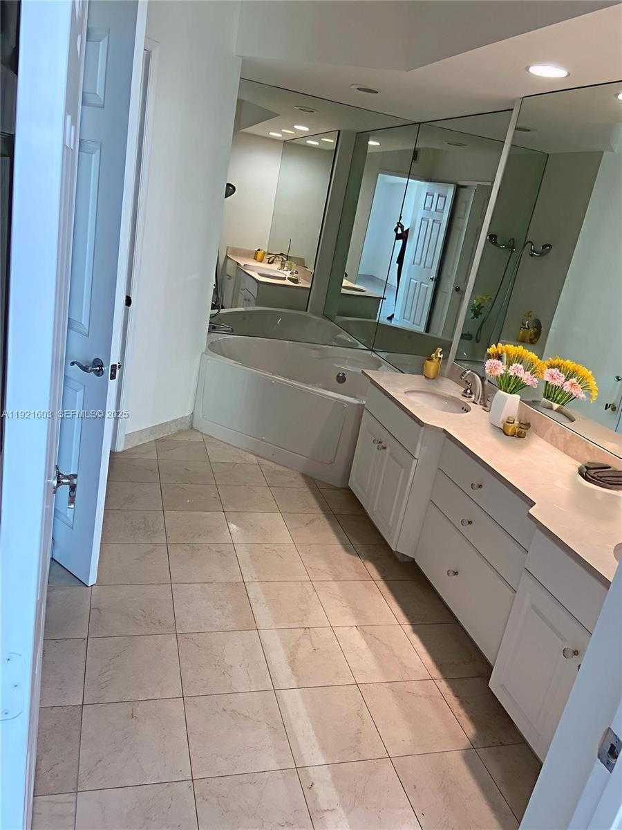 Small Image of 3370 HIDDEN BAY DR #1914, Aventura Number 18