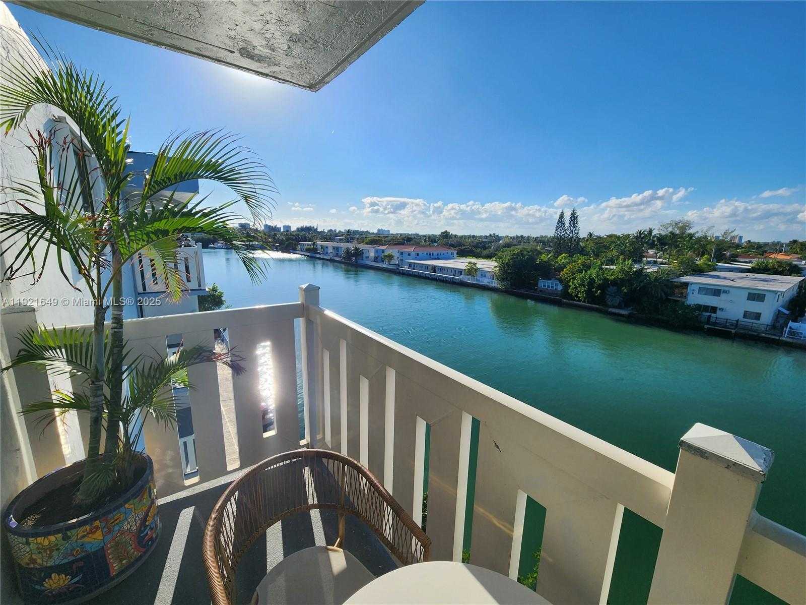 Small Image of 7900 TATUM WATERWAY DR #506, Miami Beach Number 10