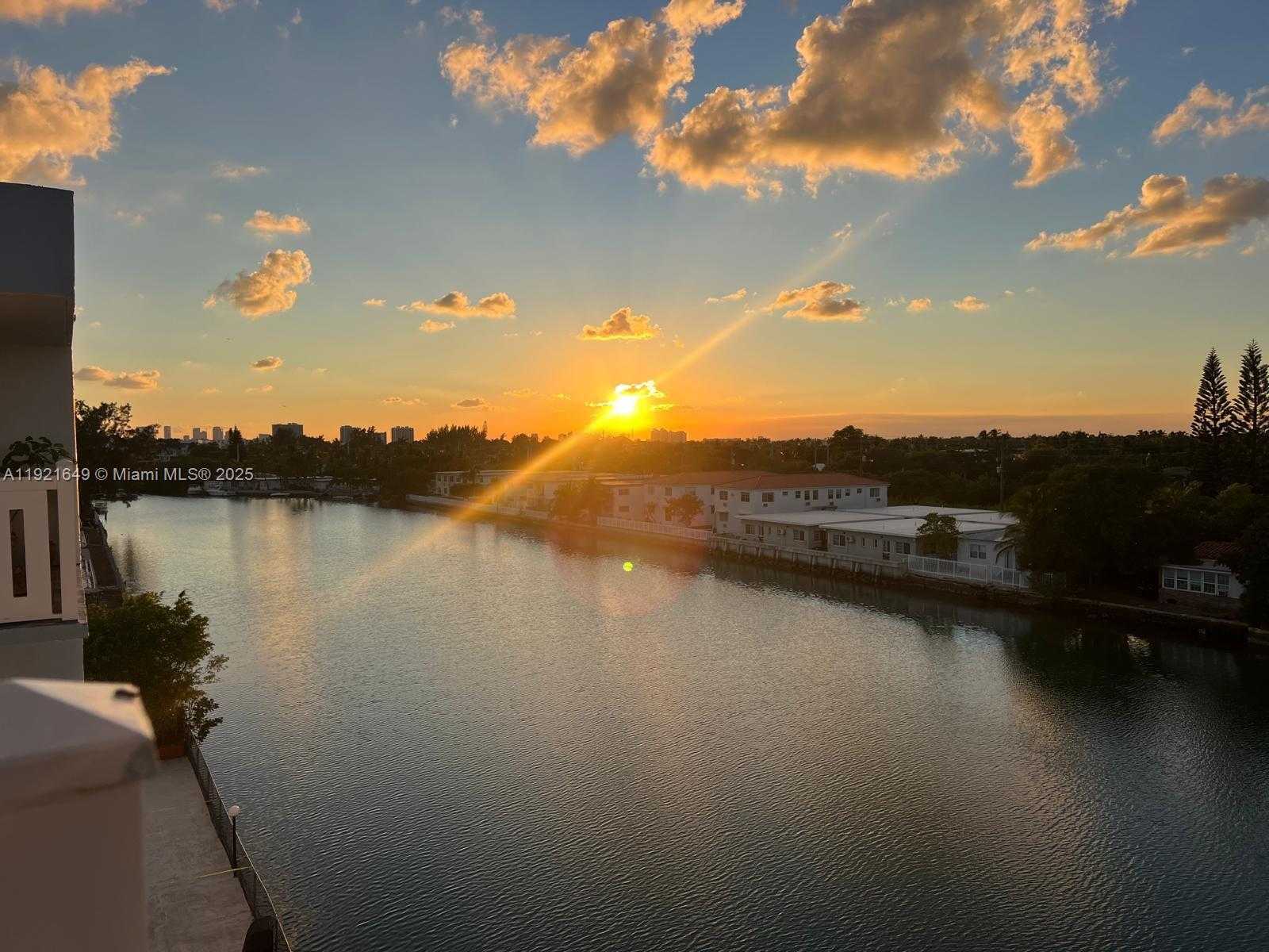 Small Image of 7900 TATUM WATERWAY DR #506, Miami Beach Number 12