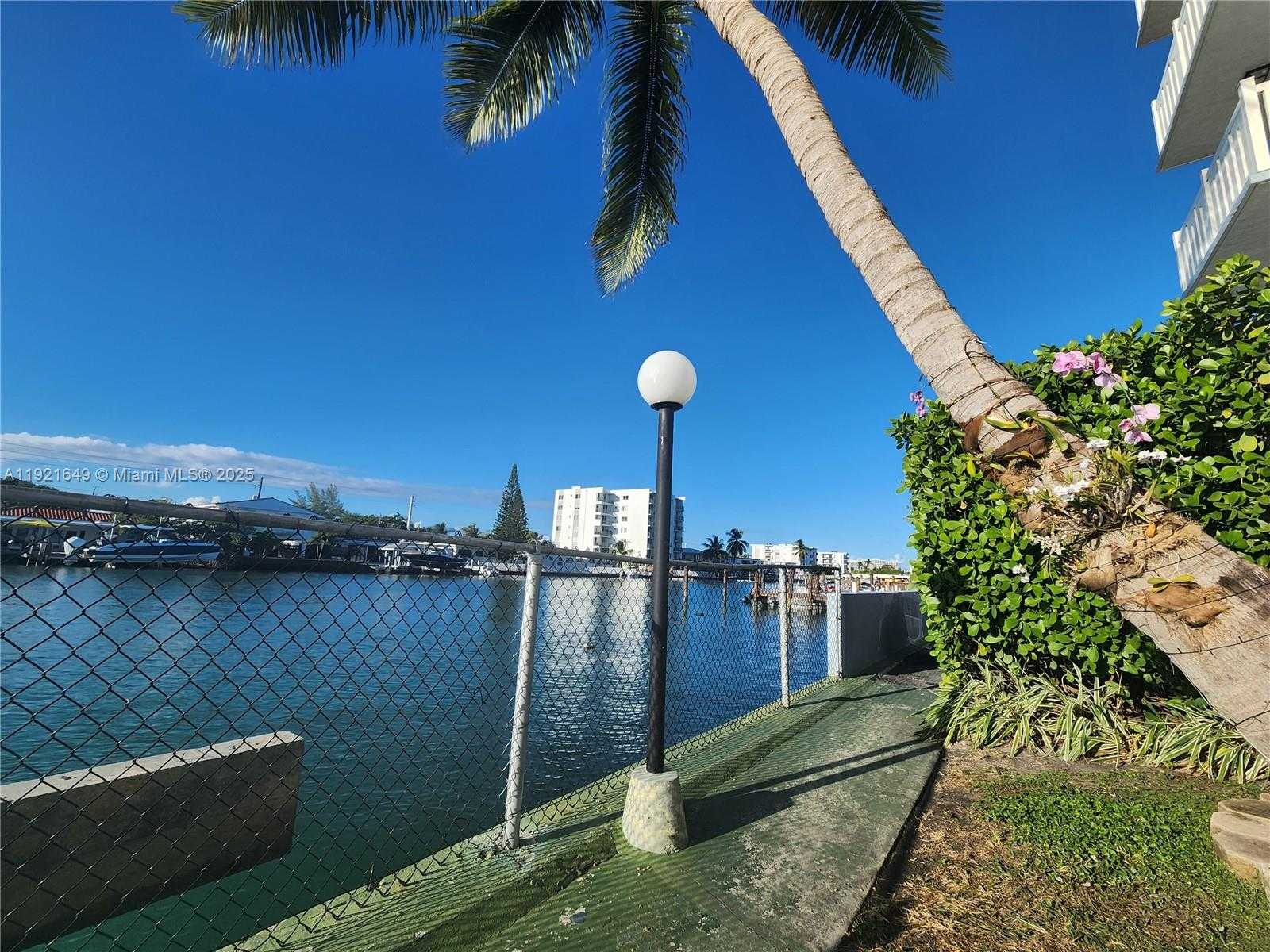 Small Image of 7900 TATUM WATERWAY DR #506, Miami Beach Number 13