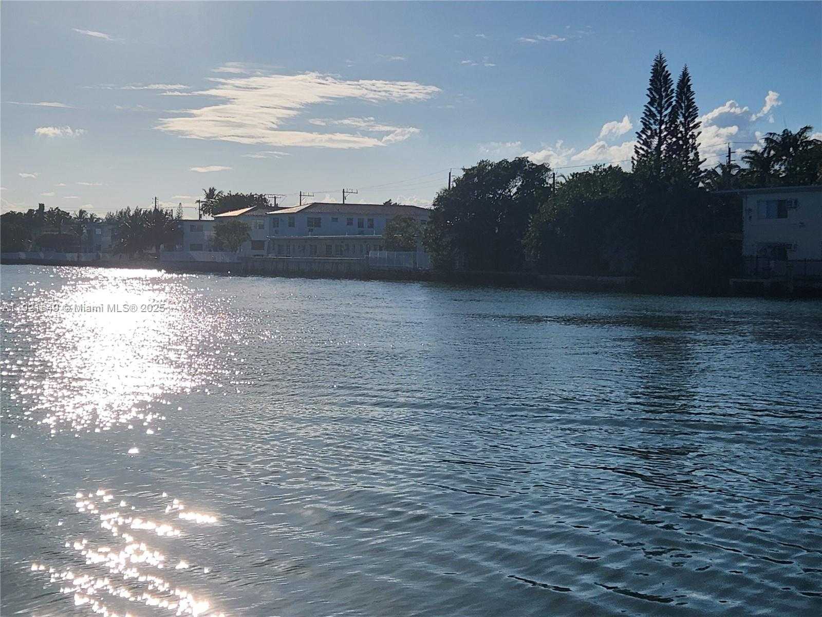 Small Image of 7900 TATUM WATERWAY DR #506, Miami Beach Number 14