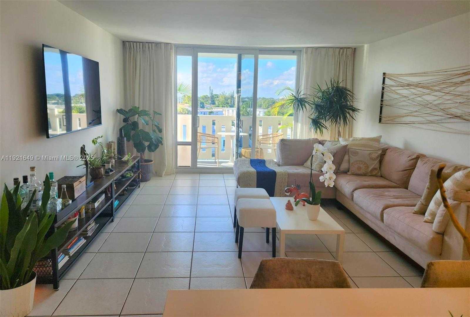 Small Image of 7900 TATUM WATERWAY DR #506, Miami Beach Number 2