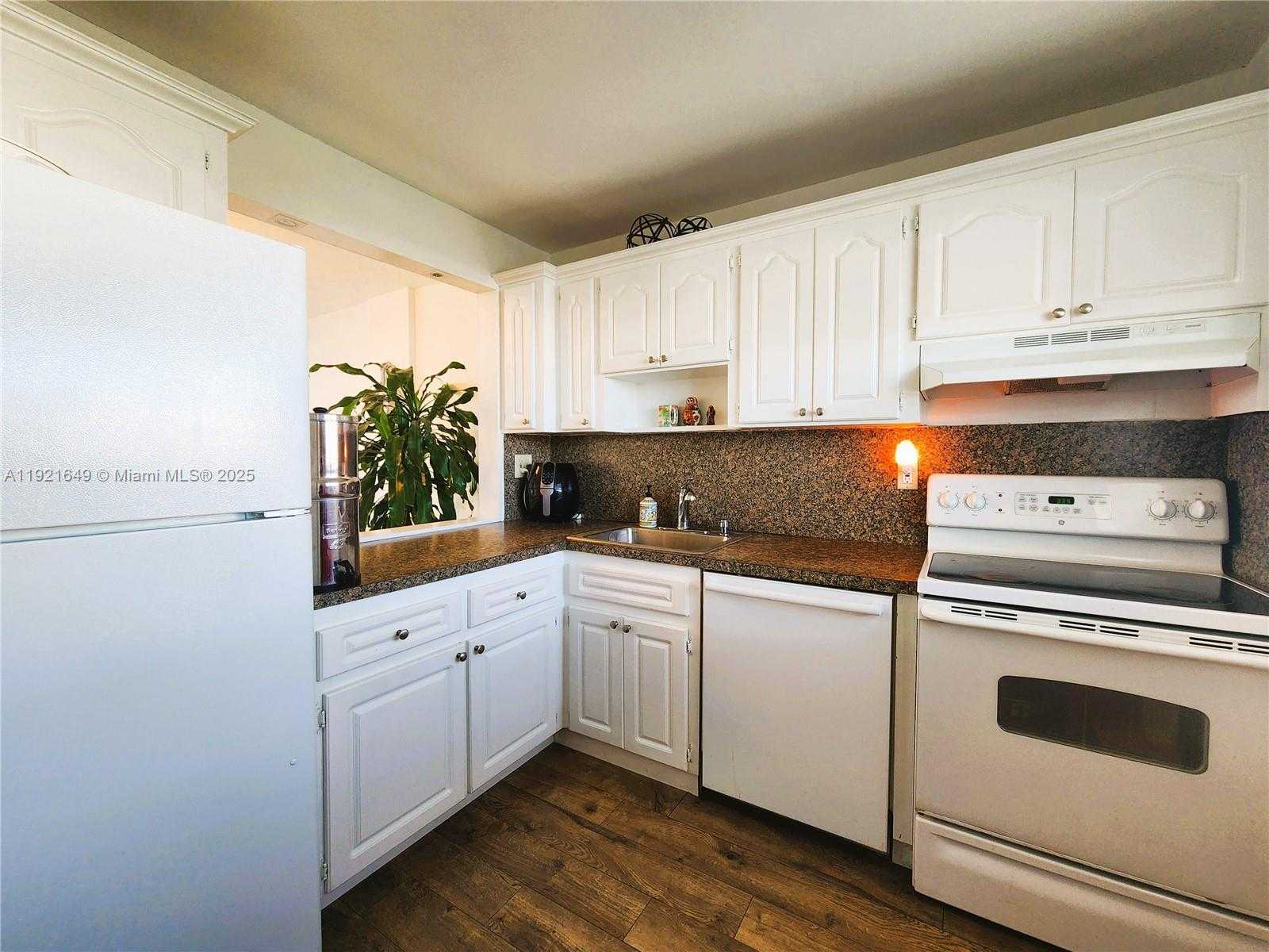 Small Image of 7900 TATUM WATERWAY DR #506, Miami Beach Number 4