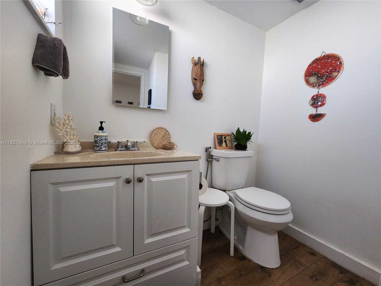 Small Image of 7900 TATUM WATERWAY DR #506, Miami Beach Number 5