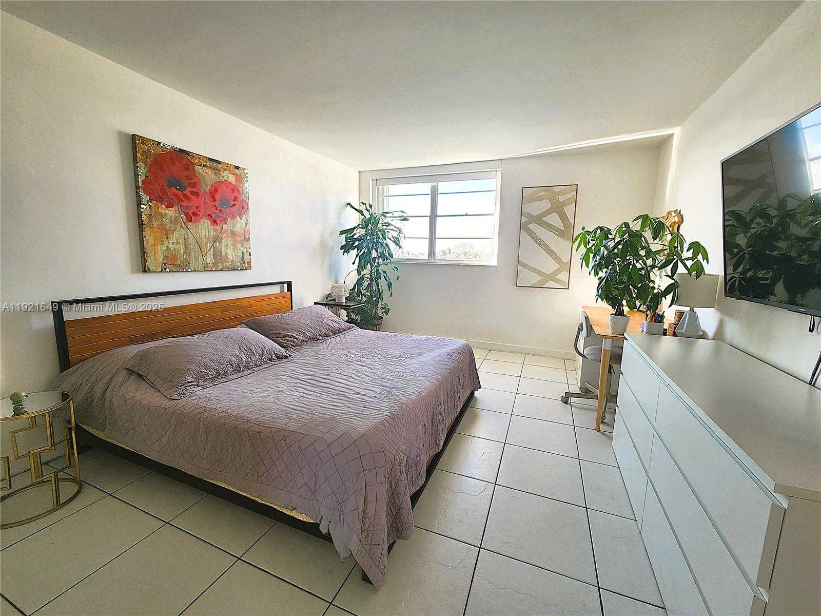 Small Image of 7900 TATUM WATERWAY DR #506, Miami Beach Number 6