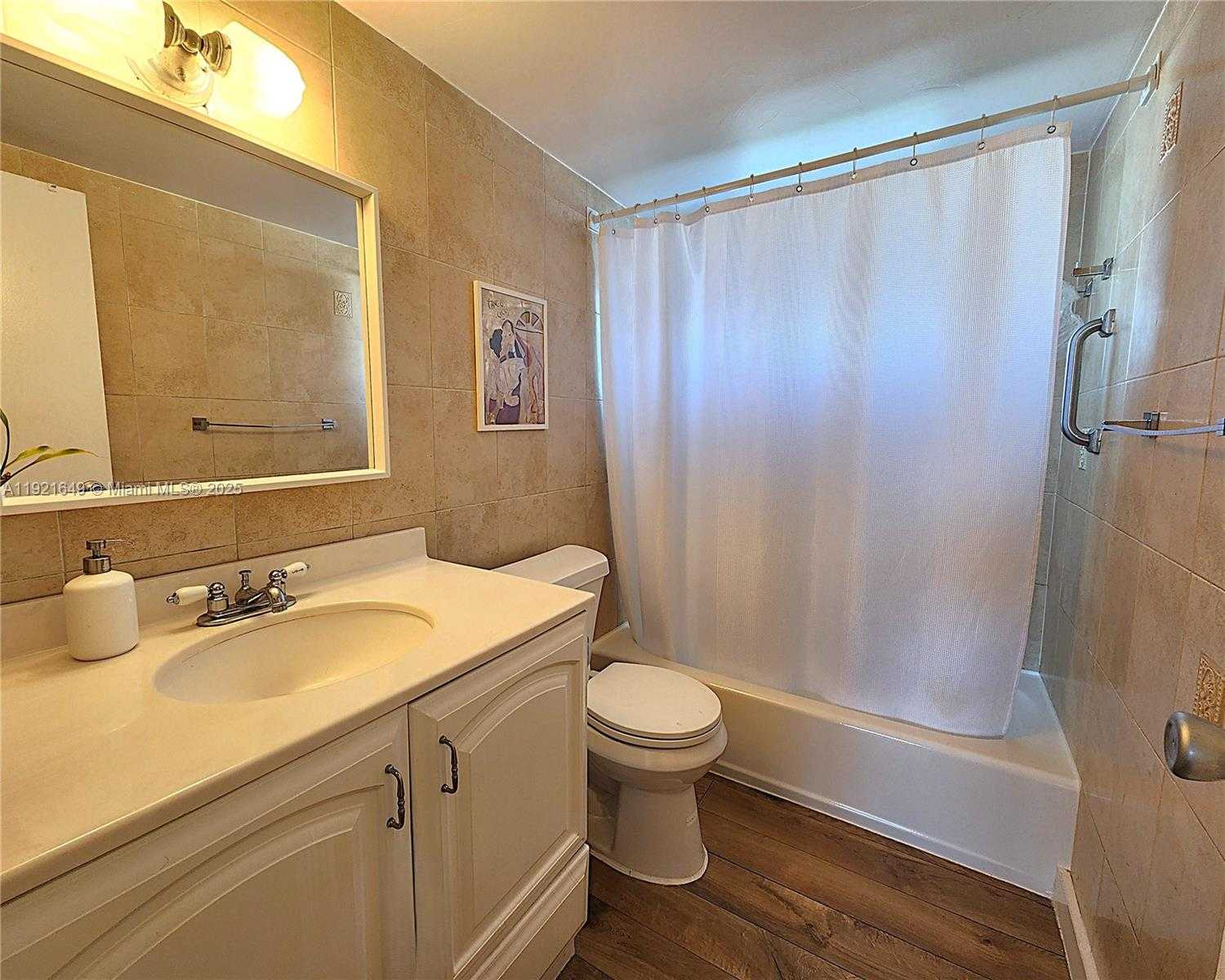 Small Image of 7900 TATUM WATERWAY DR #506, Miami Beach Number 8