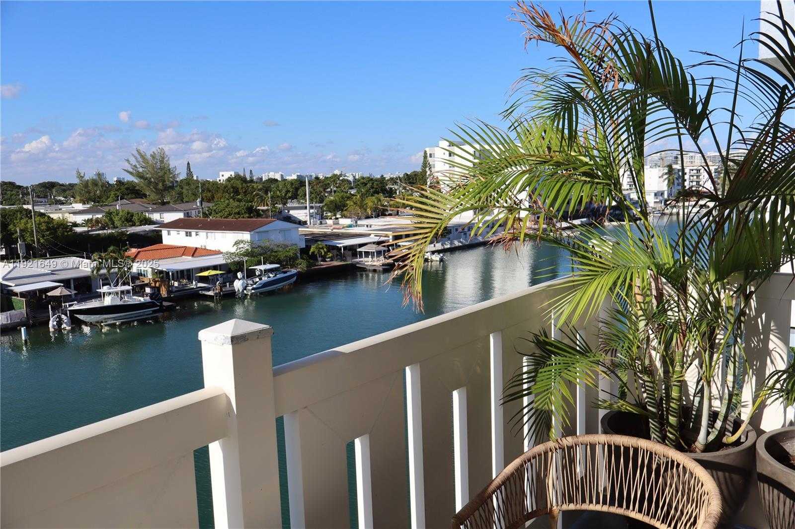 Small Image of 7900 TATUM WATERWAY DR #506, Miami Beach Number 9