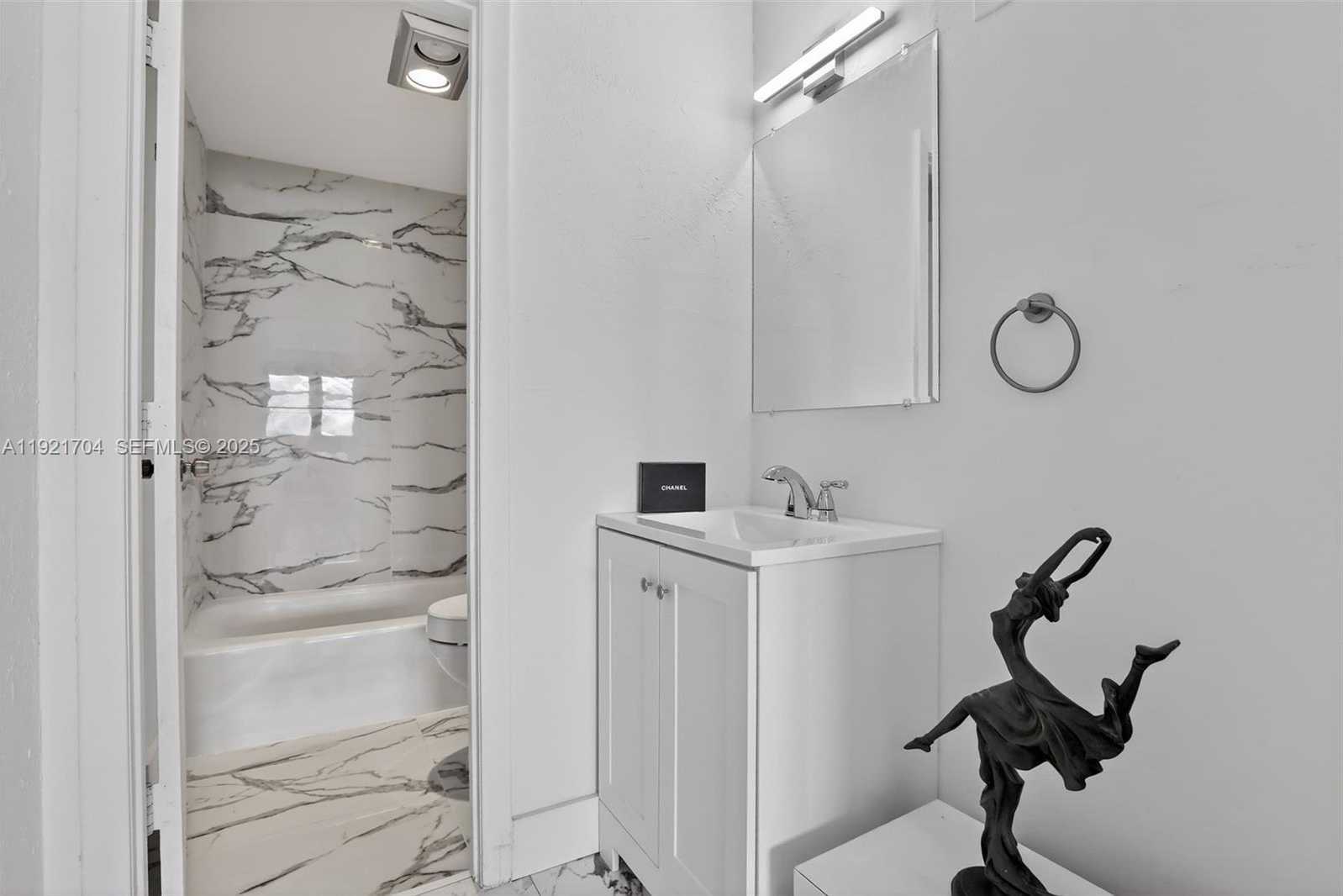 Small Image of 300 BAYVIEW DR #308, Sunny Isles Beach Number 37