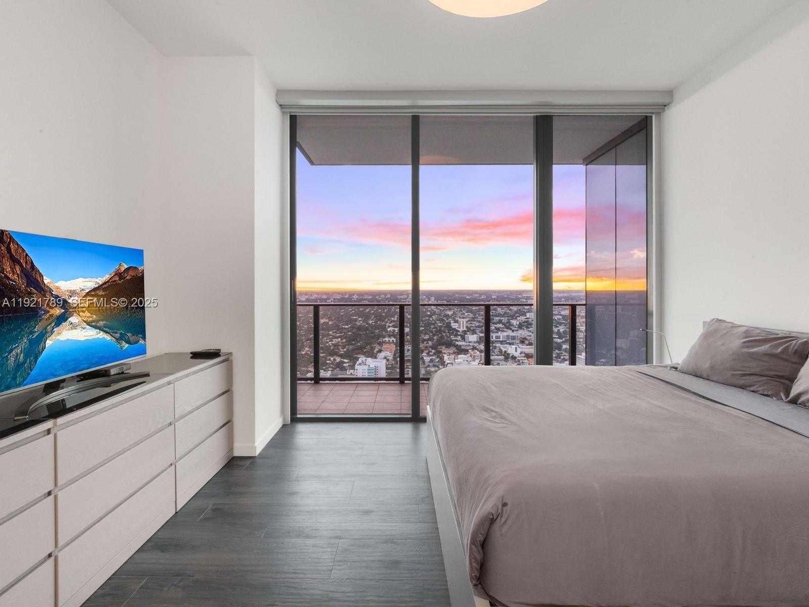 Small Image of 1000 BRICKELL PLZ #PH5706, Miami Number 11