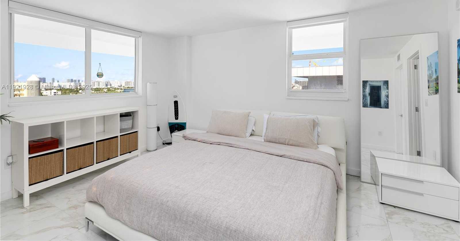 Small Image of 345 OCEAN DR #1101, Miami Beach Number 4