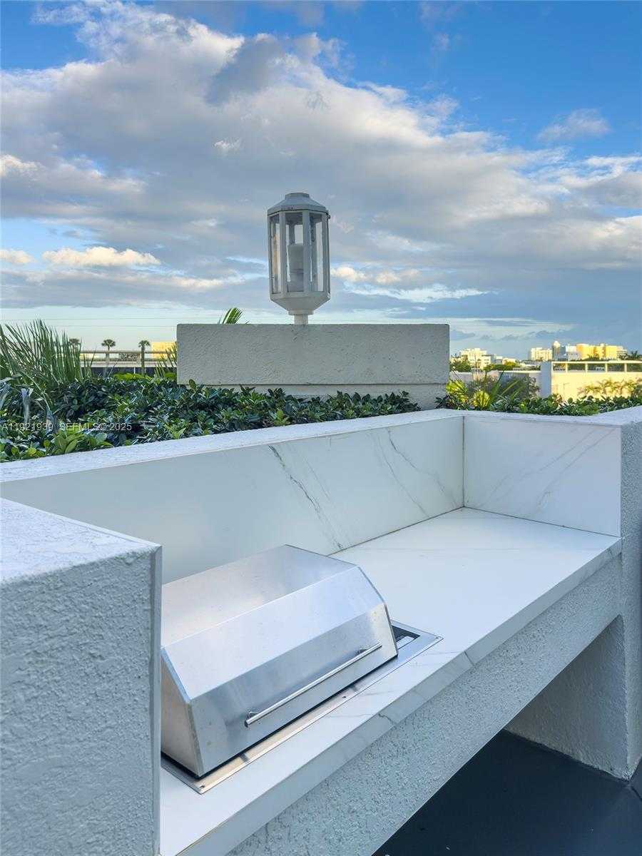 Small Image of 650 WEST AVE #2209, Miami Beach Number 40