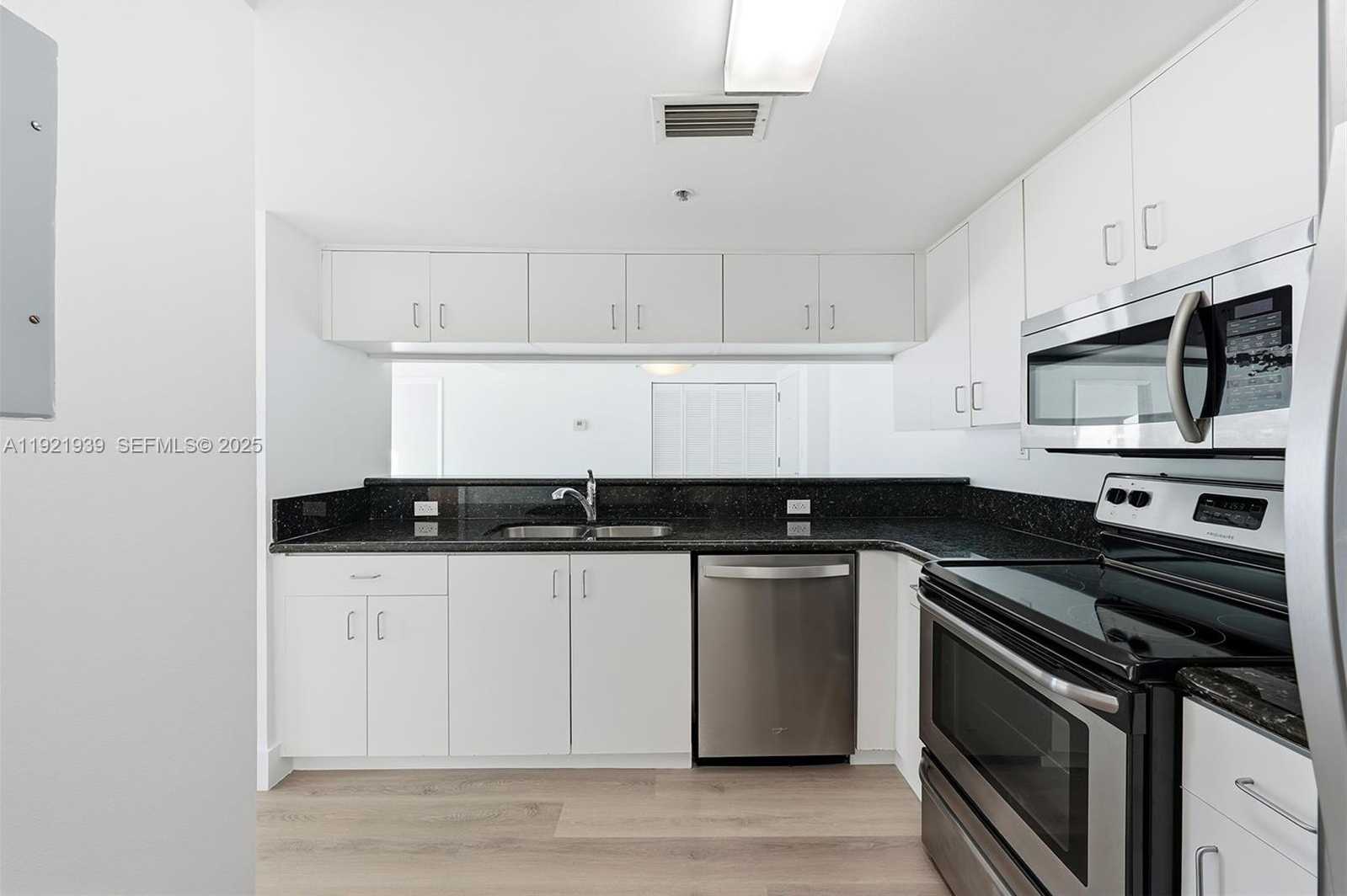 Small Image of 650 WEST AVE #2209, Miami Beach Number 7