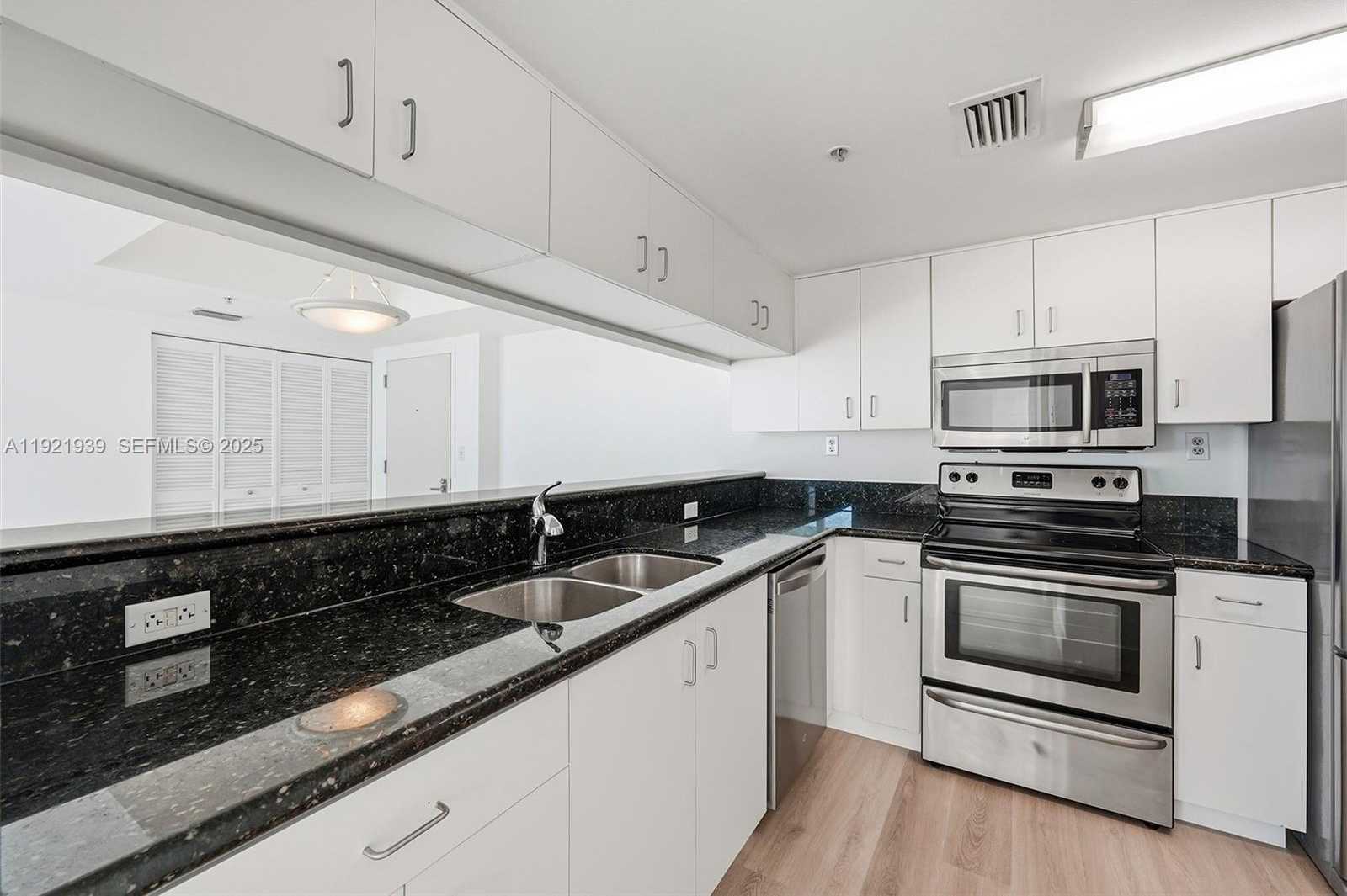 Small Image of 650 WEST AVE #2209, Miami Beach Number 8