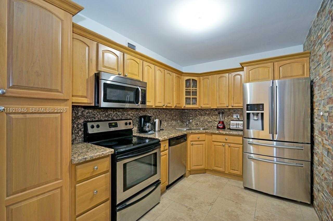 Small Image of 5601 COLLINS AVE #1516, Miami Beach Number 3