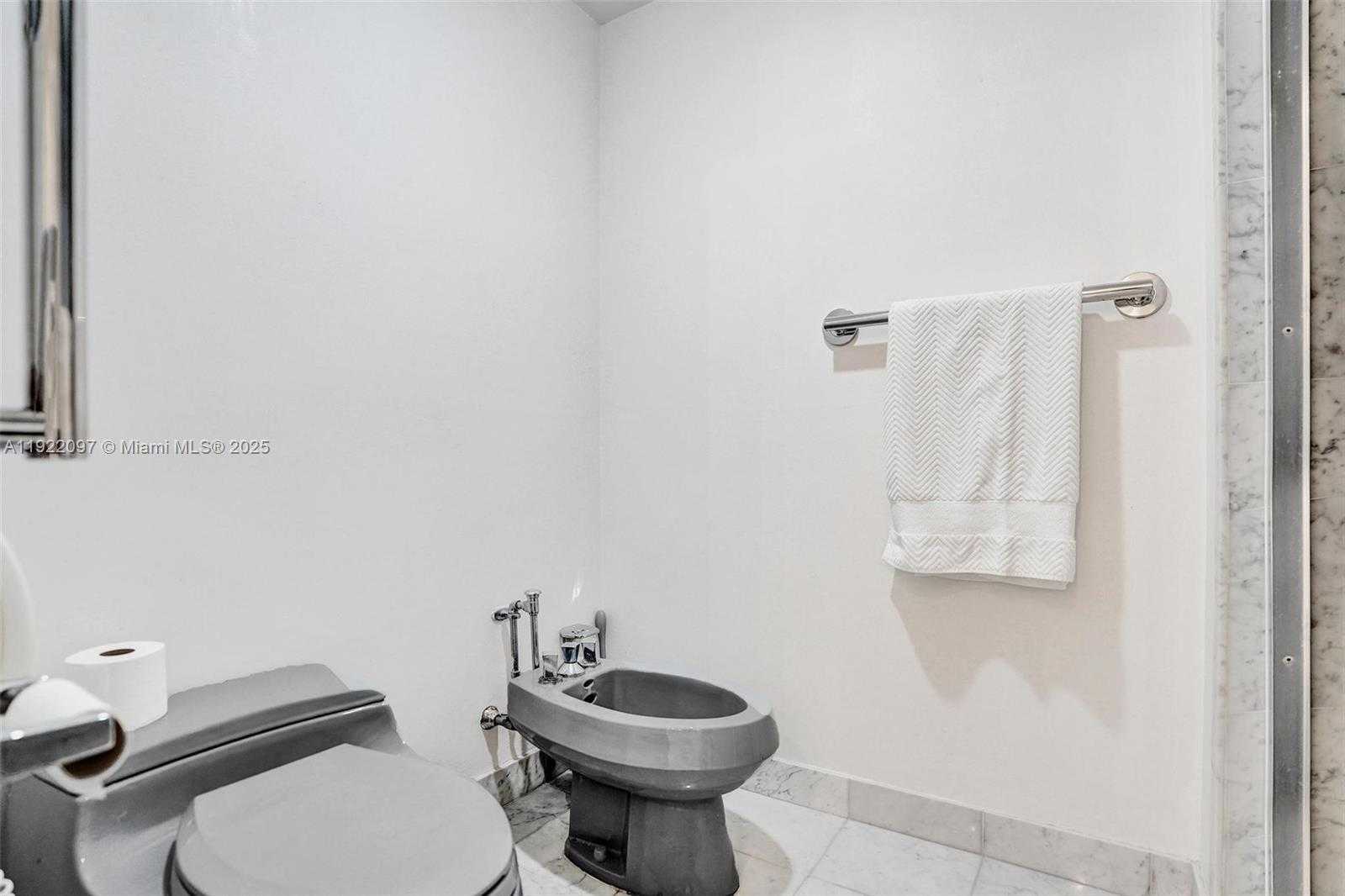 Small Image of 4000 ISLAND BLVD #1007, Aventura Number 31