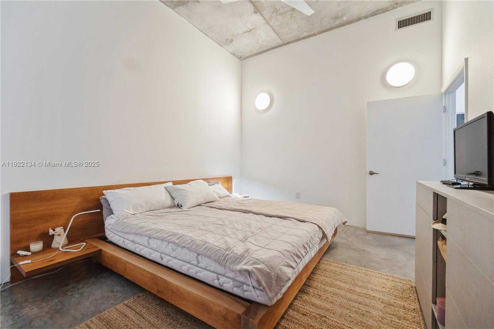 Small Image of 2001 MERIDIAN AVE #512, Miami Beach Number 20