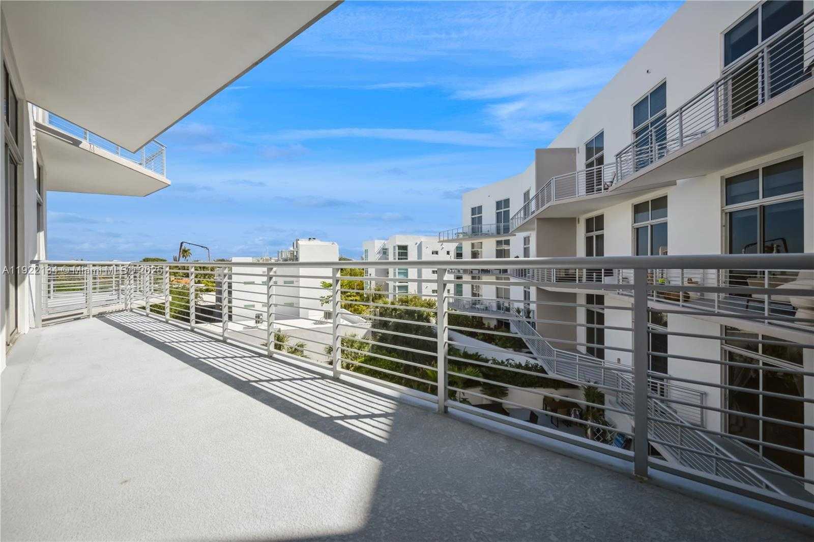 Small Image of 2001 MERIDIAN AVE #512, Miami Beach Number 4