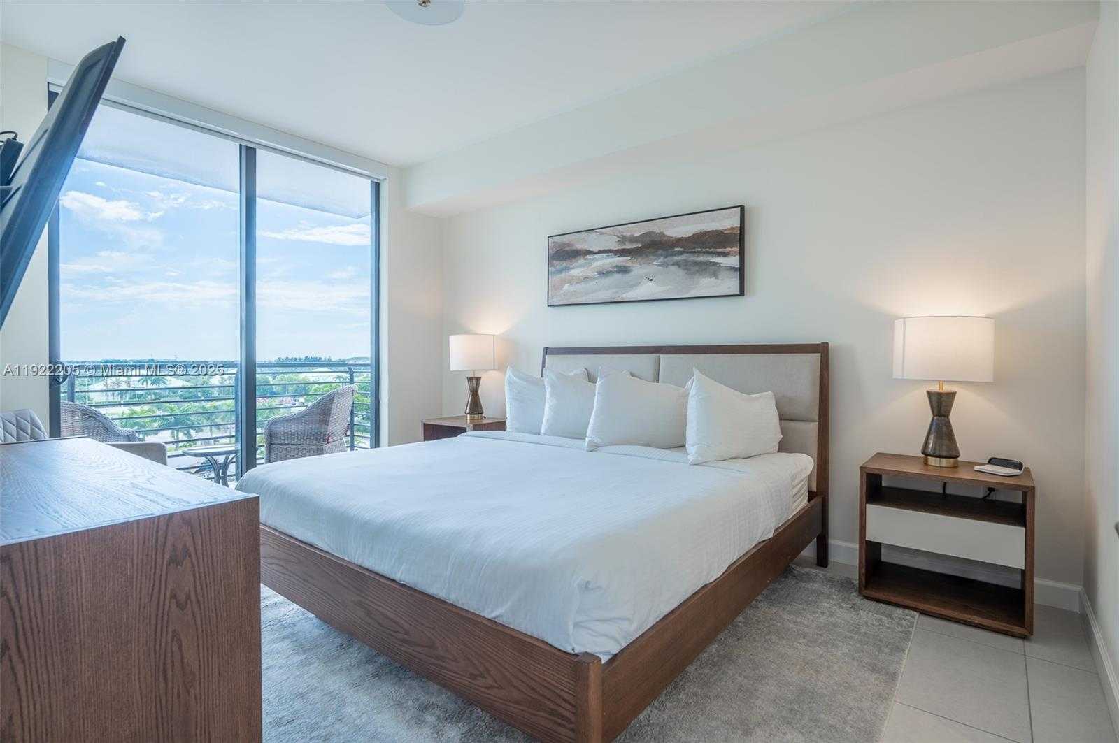 Small Image of Doral Number 12