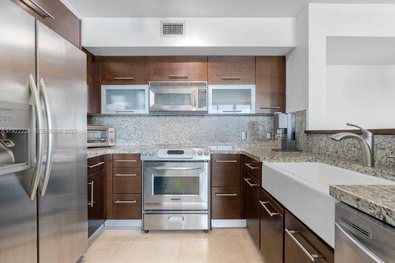 Small Image of 1155 BRICKELL BAY DR #2409, Miami Number 4