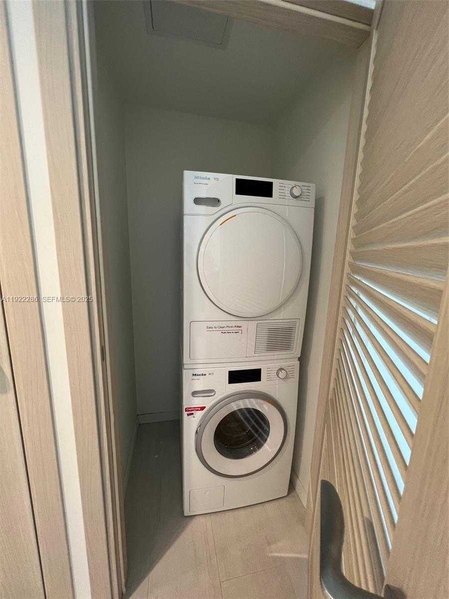 Small Image of 1000 BRICKELL PLZ #3211, Miami Number 3