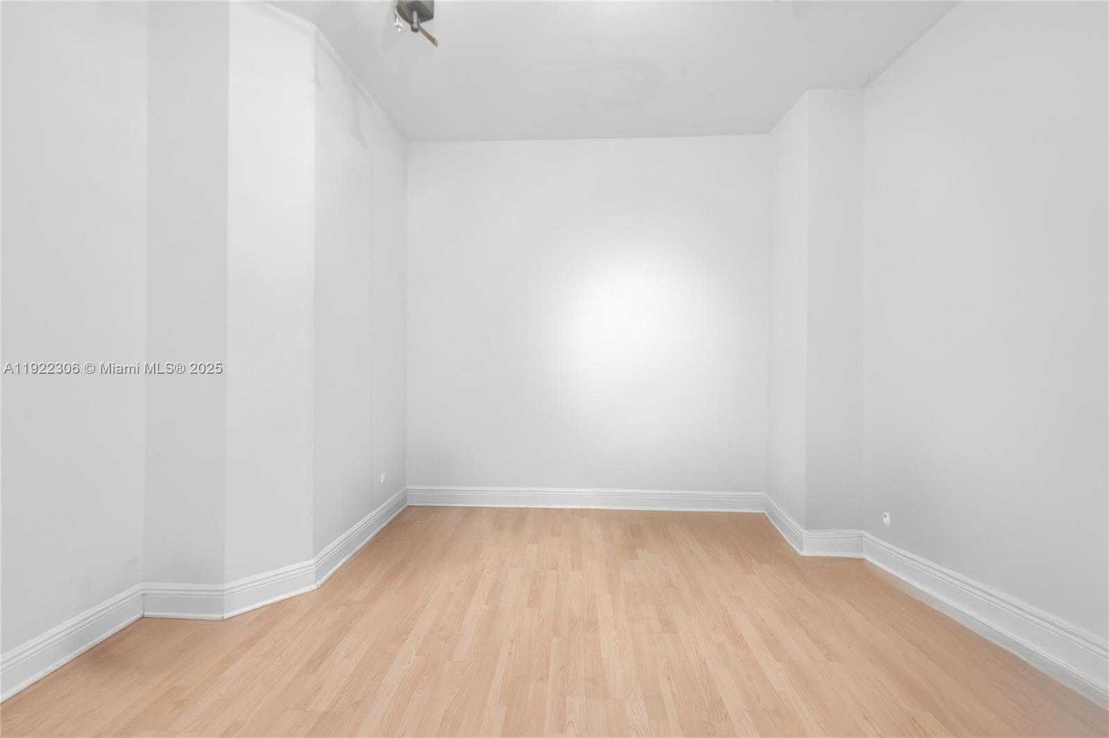 Small Image of 21050 POINT PL #2001, Aventura Number 22