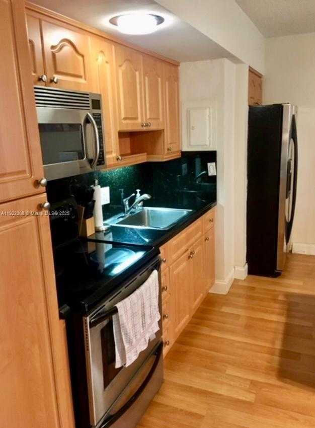 Small Image of 900 BAY DR #513, Miami Beach Number 2