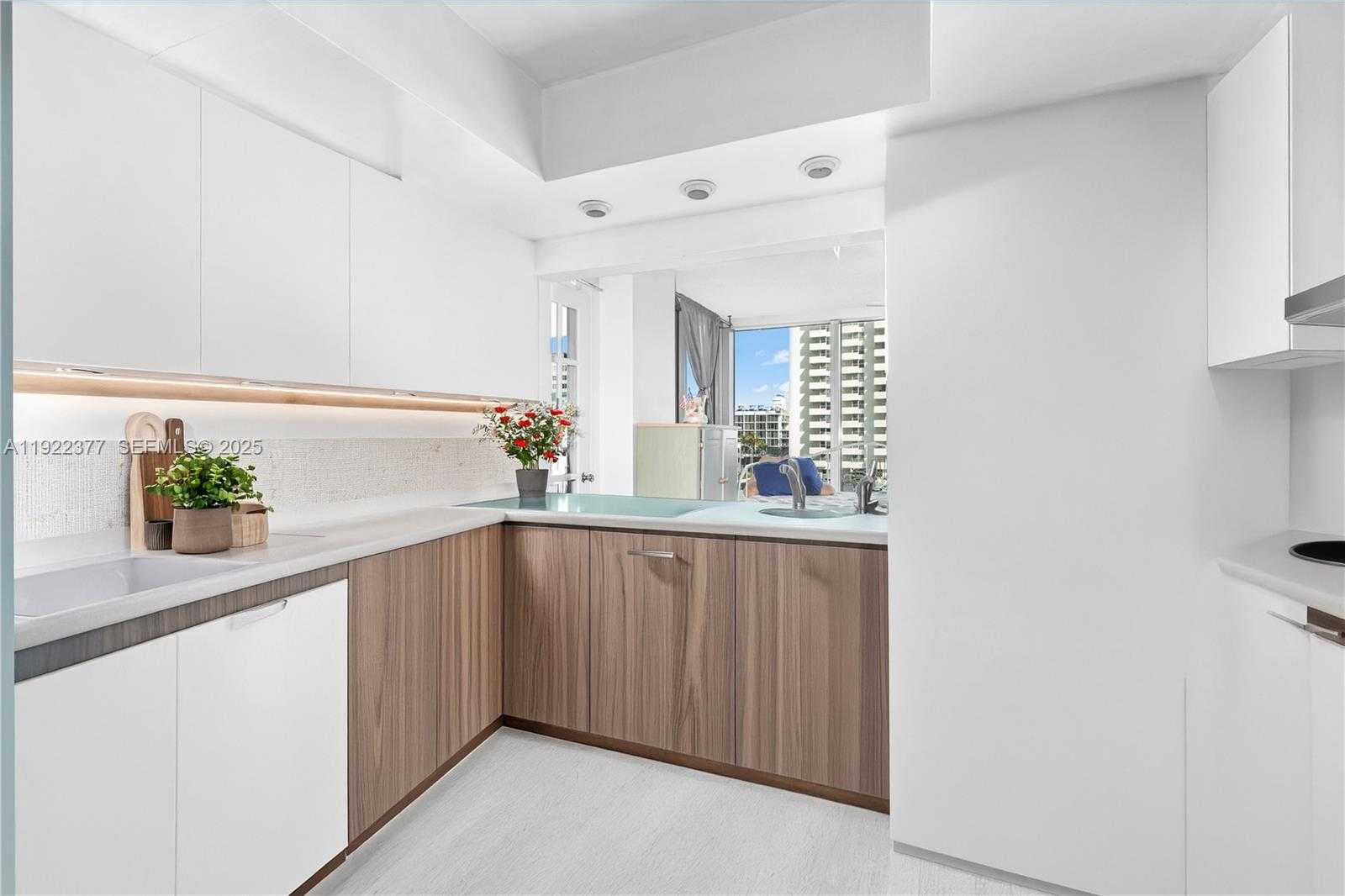 Small Image of 2655 COLLINS AVE #603, Miami Beach Number 20