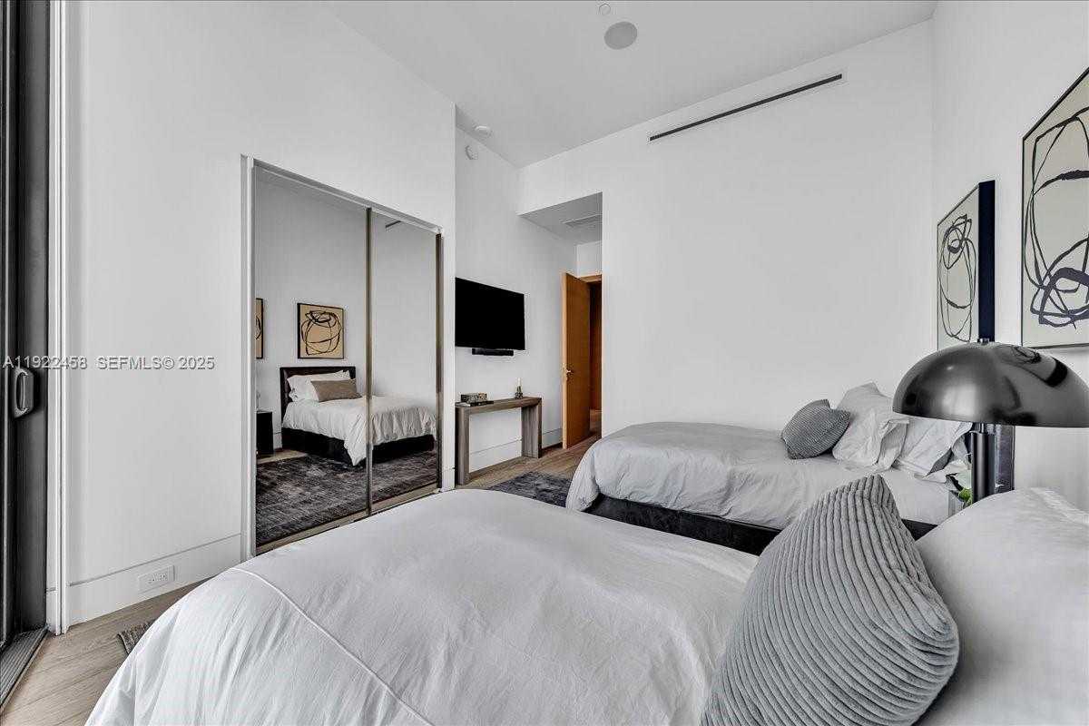 Small Image of 1300 SOUTH MIAMI AVE #UPH2, Miami Number 38