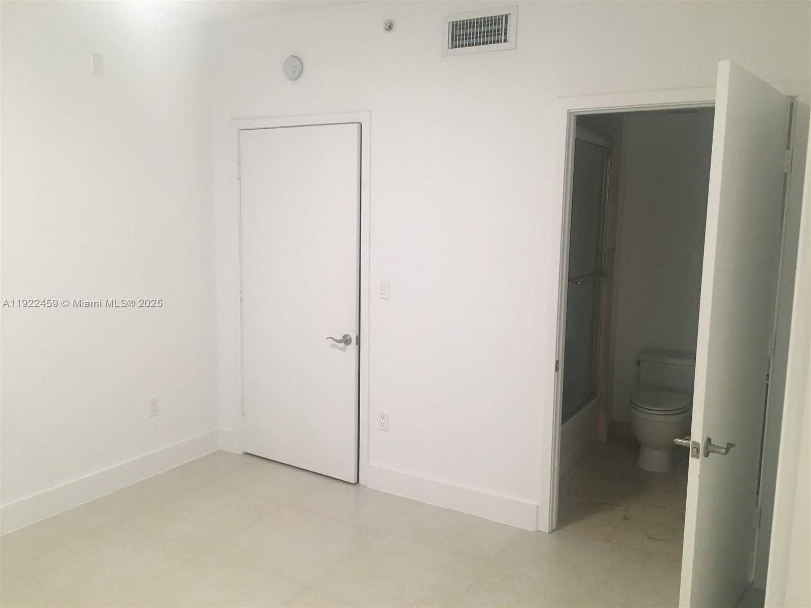 Small Image of 6000 COLLINS AVE #521, Miami Beach Number 4