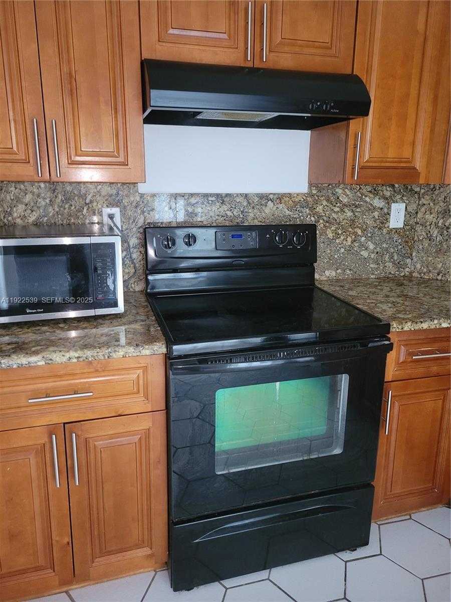 Small Image of 300 BAYVIEW DR #201, Sunny Isles Beach Number 7