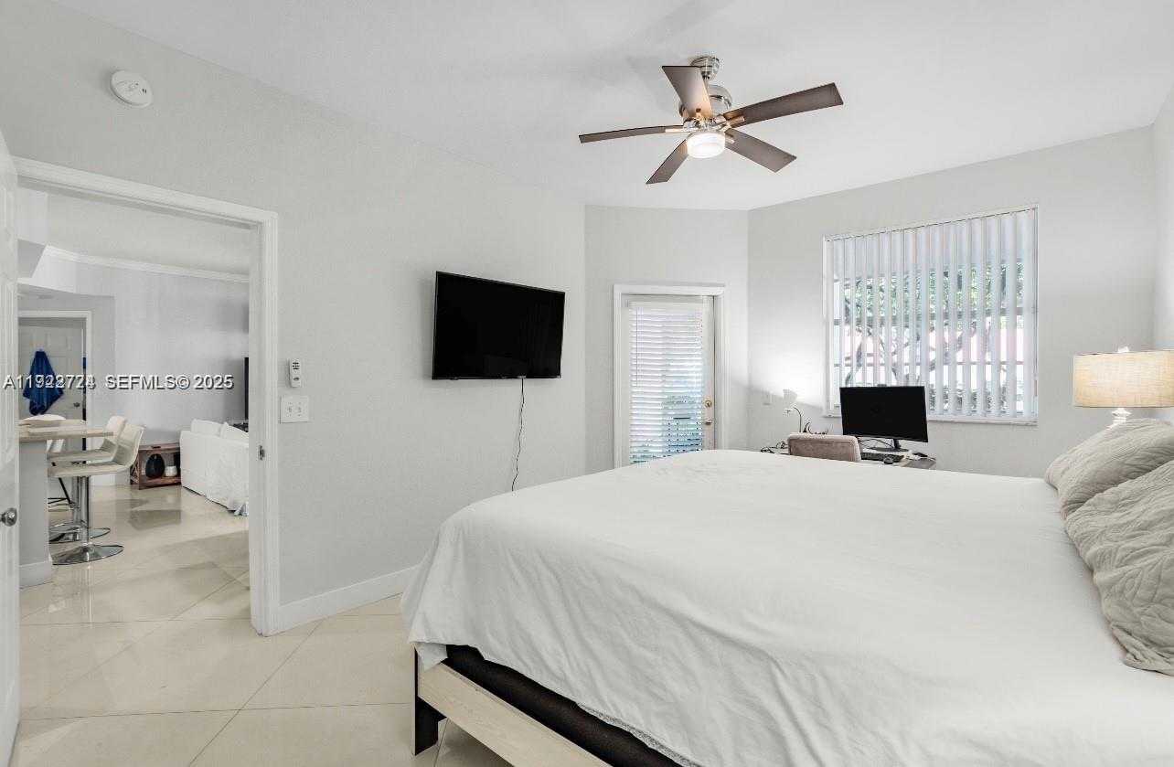 Small Image of Aventura Number 4