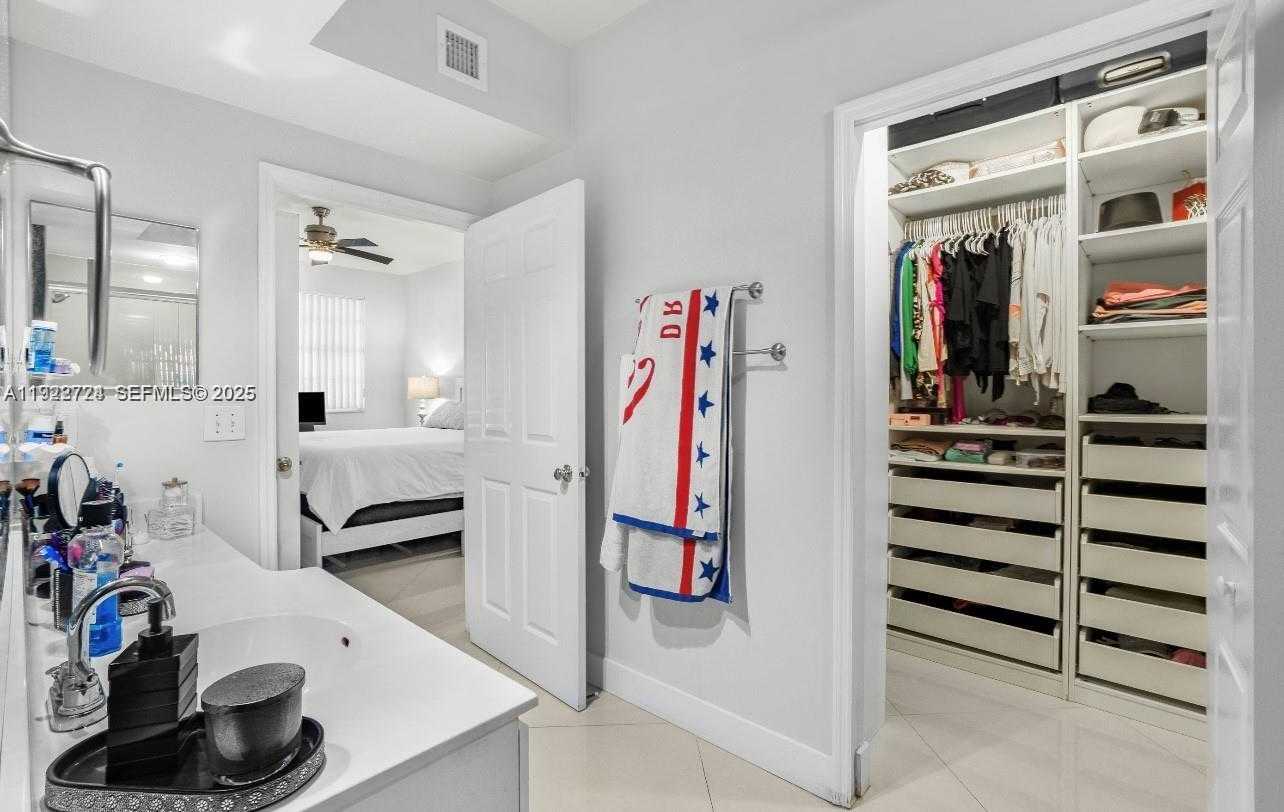 Small Image of Aventura Number 6